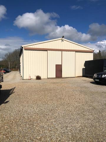 Local commercial avec grand logement (actuellement garage automobile)