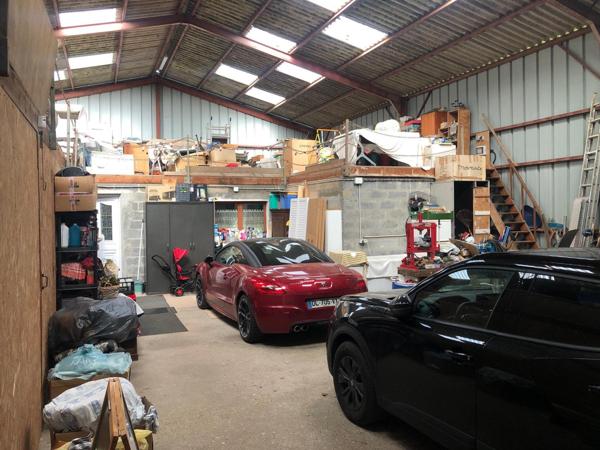 Local commercial avec grand logement (actuellement garage automobile)