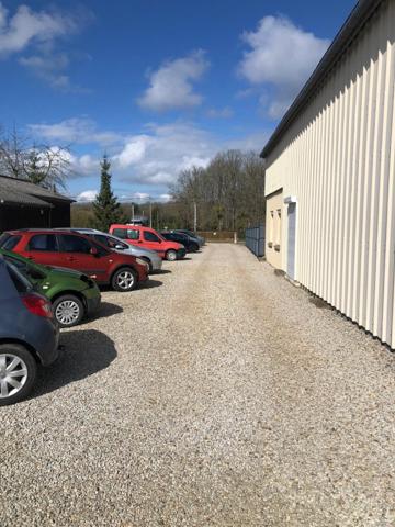 Local commercial avec grand logement (actuellement garage automobile)