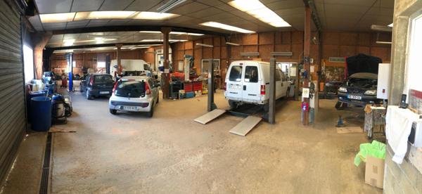 Local commercial avec grand logement (actuellement garage automobile)