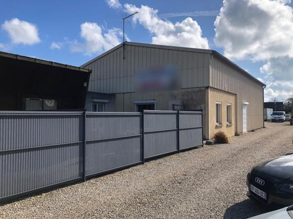Local commercial avec grand logement (actuellement garage automobile)