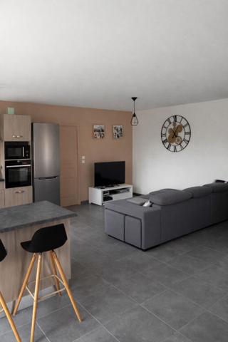 Villa de plain-pied, 81 m2 sur 384m2 de terrain avec 3 chambre et garage