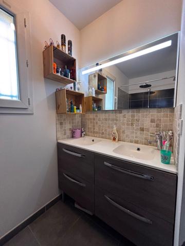 Villa de plain-pied, 81 m2 sur 384m2 de terrain avec 3 chambre et garage