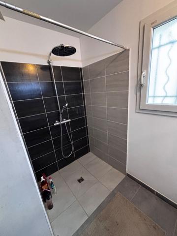 Villa de plain-pied, 81 m2 sur 384m2 de terrain avec 3 chambre et garage