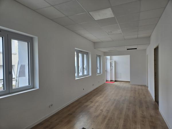 Local commercial
                                                                                                                                                                                                                                                                                                                                                                                                                                            61.2  m²