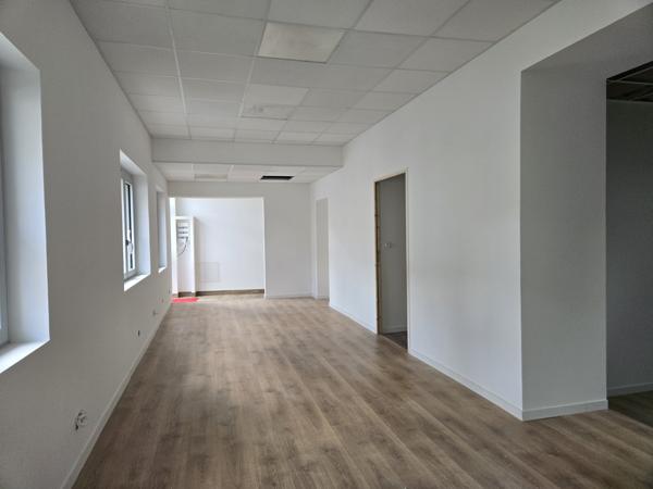 Local commercial
                                                                                                                                                                                                                                                                                                                                                                                                                                            61.2  m²