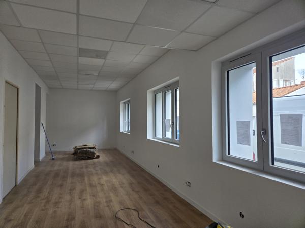 Local commercial
                                                                                                                                                                                                                                                                                                                                                                                                                                            61.2  m²