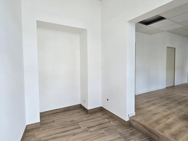 Local commercial
                                                                                                                                                                                                                                                                                                                                                                                                                                            61.2  m²