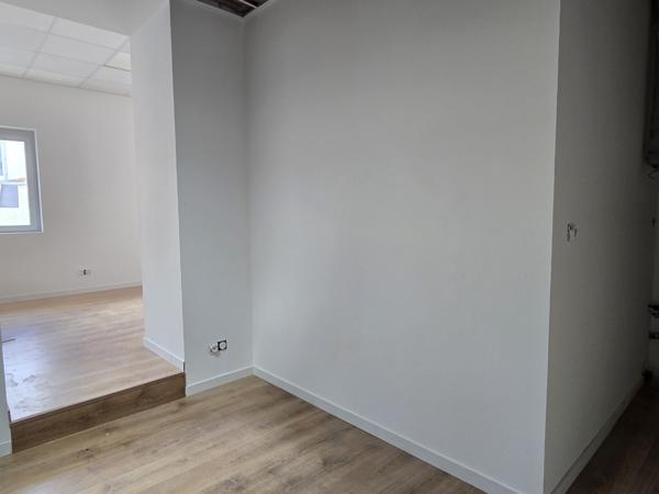 Local commercial
                                                                                                                                                                                                                                                                                                                                                                                                                                            61.2  m²