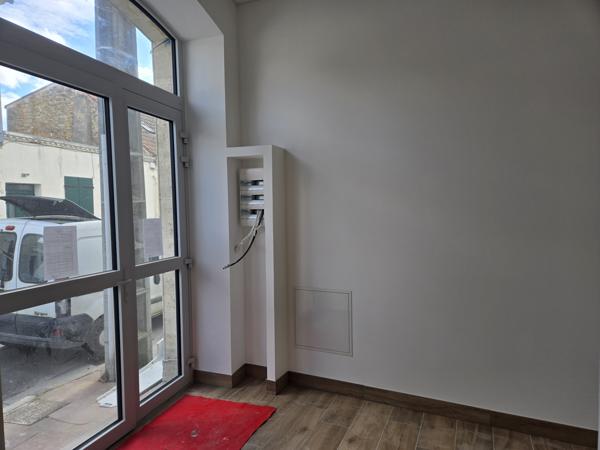 Local commercial
                                                                                                                                                                                                                                                                                                                                                                                                                                            61.2  m²
