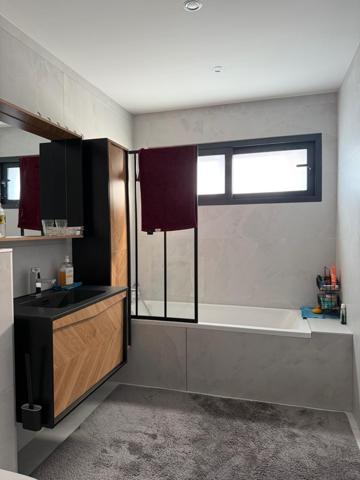 Maison mitoyenne contemporaine, pensée avec goût pour un confort de vie optimal