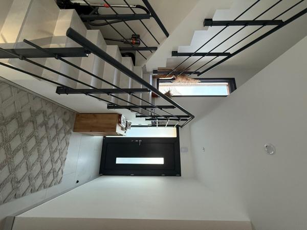 Maison mitoyenne contemporaine, pensée avec goût pour un confort de vie optimal