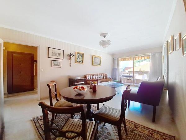 Grand 4 pièces traversant situé au centre de Saint Laurent avec garage fermé et cave.