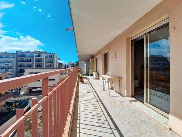 Grand 4 pièces traversant situé au centre de Saint Laurent avec garage fermé et cave.