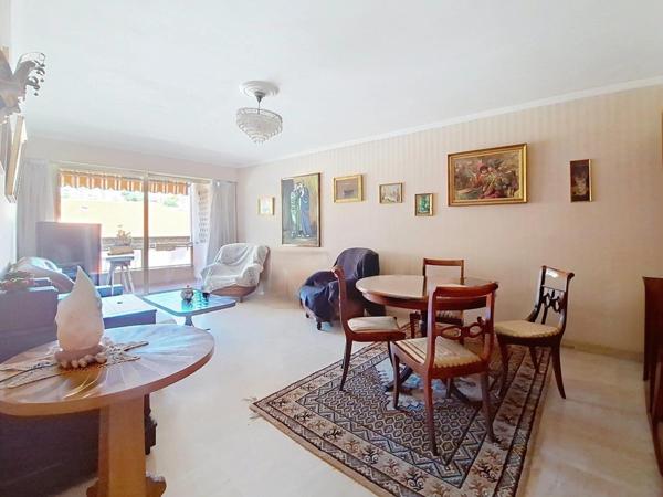 Grand 4 pièces traversant situé au centre de Saint Laurent avec garage fermé et cave.