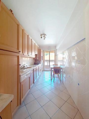 Grand 4 pièces traversant situé au centre de Saint Laurent avec garage fermé et cave.