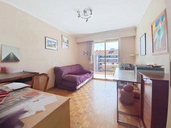 Grand 4 pièces traversant situé au centre de Saint Laurent avec garage fermé et cave.