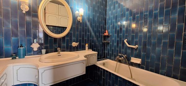 Grand 4 pièces traversant situé au centre de Saint Laurent avec garage fermé et cave.