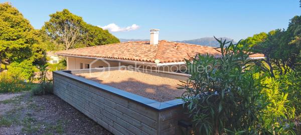 Située sur la commune d’Albitreccia à Bisinao, cette belle villa récente de plain-pied séduira les amoureux de nature et de tranquillité grâce à sa vue dégagée sur le maquis et les montagnes corses.
Son emplacement privilégié permet de profiter pleinement des richesses de la région : balades, randonnées et découverte des villages typiques de Corse, tout en restant à proximité des magnifiques plages de Porticcio et de la plage de Cupabia, au cœur du Golfe du Valinco.

À seulement 20 minutes d’Ajaccio, la maison allie fonctionnalité, confort et charme. Son agencement harmonieux s’articule autour d’un vaste espace de vie lumineux, ouvert sur une grande terrasse aménagée dominant le jardin en contrebas.
La distribution intérieure a été pensée pour offrir confort et intimité : chambres, suite parentale, bureau et salle d’eau se répartissent naturellement de part et d’autre de la pièce principale. La cuisine moderne, discrète et parfaitement fonctionnelle, dispose également d’un cellier attenant.
À l’arrière de la maison, vous bénéficierez d’un garage entièrement isolé ainsi que de plusieurs places de stationnement ombragées.

Les extérieurs complètent idéalement l’ensemble avec : un garage aménagé de 18 m² ; un abri de jardin de 40 m² ; un terrain clos et arboré de 2 750 m².
Équipements : portail électrique, interphone, caméras, puits de forage et éclairage extérieur du jardin.

Un véritable havre de paix à seulement quelques minutes d’Ajaccio et des plus belles plages du sud de la Corse.
Contactez nous dès aujourd’hui pour organiser une visite et découvrir tout le potentiel de cette propriété unique.
Pour toutes demandes d’informations, Tél. 06.28.04.74.47

Cette annonce référencé 335892 vous est présentée par votre agent commercial BSK Immobilier DOMINIQUE LARROCHE (EI) immatriculé au RSAC de AJACCIO (20000) sous le numéro 37842868400054.
Prix du bien : 541 000,00 € / Les honoraires d'agence sont à la charge du vendeur.