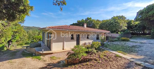 Située sur la commune d’Albitreccia à Bisinao, cette belle villa récente de plain-pied séduira les amoureux de nature et de tranquillité grâce à sa vue dégagée sur le maquis et les montagnes corses.
Son emplacement privilégié permet de profiter pleinement des richesses de la région : balades, randonnées et découverte des villages typiques de Corse, tout en restant à proximité des magnifiques plages de Porticcio et de la plage de Cupabia, au cœur du Golfe du Valinco.

À seulement 20 minutes d’Ajaccio, la maison allie fonctionnalité, confort et charme. Son agencement harmonieux s’articule autour d’un vaste espace de vie lumineux, ouvert sur une grande terrasse aménagée dominant le jardin en contrebas.
La distribution intérieure a été pensée pour offrir confort et intimité : chambres, suite parentale, bureau et salle d’eau se répartissent naturellement de part et d’autre de la pièce principale. La cuisine moderne, discrète et parfaitement fonctionnelle, dispose également d’un cellier attenant.
À l’arrière de la maison, vous bénéficierez d’un garage entièrement isolé ainsi que de plusieurs places de stationnement ombragées.

Les extérieurs complètent idéalement l’ensemble avec : un garage aménagé de 18 m² ; un abri de jardin de 40 m² ; un terrain clos et arboré de 2 750 m².
Équipements : portail électrique, interphone, caméras, puits de forage et éclairage extérieur du jardin.

Un véritable havre de paix à seulement quelques minutes d’Ajaccio et des plus belles plages du sud de la Corse.
Contactez nous dès aujourd’hui pour organiser une visite et découvrir tout le potentiel de cette propriété unique.
Pour toutes demandes d’informations, Tél. 06.28.04.74.47

Cette annonce référencé 335892 vous est présentée par votre agent commercial BSK Immobilier DOMINIQUE LARROCHE (EI) immatriculé au RSAC de AJACCIO (20000) sous le numéro 37842868400054.
Prix du bien : 541 000,00 € / Les honoraires d'agence sont à la charge du vendeur.
