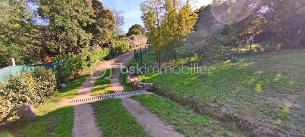 Située sur la commune d’Albitreccia à Bisinao, cette belle villa récente de plain-pied séduira les amoureux de nature et de tranquillité grâce à sa vue dégagée sur le maquis et les montagnes corses.
Son emplacement privilégié permet de profiter pleinement des richesses de la région : balades, randonnées et découverte des villages typiques de Corse, tout en restant à proximité des magnifiques plages de Porticcio et de la plage de Cupabia, au cœur du Golfe du Valinco.

À seulement 20 minutes d’Ajaccio, la maison allie fonctionnalité, confort et charme. Son agencement harmonieux s’articule autour d’un vaste espace de vie lumineux, ouvert sur une grande terrasse aménagée dominant le jardin en contrebas.
La distribution intérieure a été pensée pour offrir confort et intimité : chambres, suite parentale, bureau et salle d’eau se répartissent naturellement de part et d’autre de la pièce principale. La cuisine moderne, discrète et parfaitement fonctionnelle, dispose également d’un cellier attenant.
À l’arrière de la maison, vous bénéficierez d’un garage entièrement isolé ainsi que de plusieurs places de stationnement ombragées.

Les extérieurs complètent idéalement l’ensemble avec : un garage aménagé de 18 m² ; un abri de jardin de 40 m² ; un terrain clos et arboré de 2 750 m².
Équipements : portail électrique, interphone, caméras, puits de forage et éclairage extérieur du jardin.

Un véritable havre de paix à seulement quelques minutes d’Ajaccio et des plus belles plages du sud de la Corse.
Contactez nous dès aujourd’hui pour organiser une visite et découvrir tout le potentiel de cette propriété unique.
Pour toutes demandes d’informations, Tél. 06.28.04.74.47

Cette annonce référencé 335892 vous est présentée par votre agent commercial BSK Immobilier DOMINIQUE LARROCHE (EI) immatriculé au RSAC de AJACCIO (20000) sous le numéro 37842868400054.
Prix du bien : 541 000,00 € / Les honoraires d'agence sont à la charge du vendeur.