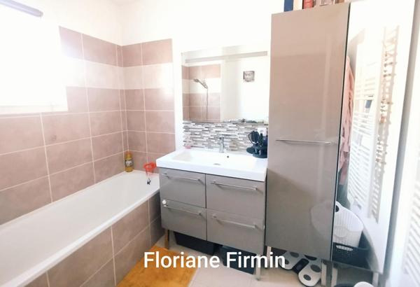 Maison récente 4 pièces - deux niveaux, extérieur et belle luminosité