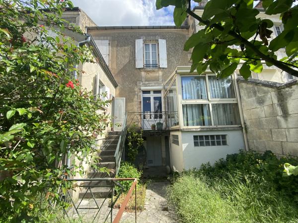 ANGOULEME CENTRE Maison de ville à rafraîchir avec jardin et atelier d'artiste.