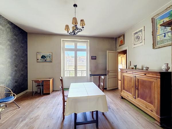 ANGOULEME CENTRE Maison de ville à rafraîchir avec jardin et atelier d'artiste.