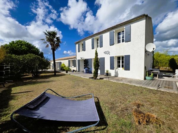 ILE D'OLERON (17), A Vendre Très belle Longère rénovée 194m², édifiée au calme en cœur de village sur terrain 1.047m²