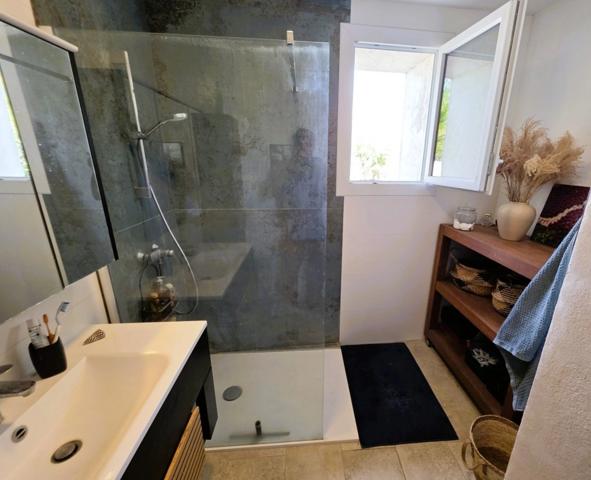 ILE D'OLERON (17), A Vendre Très belle Longère rénovée 194m², édifiée au calme en cœur de village sur terrain 1.047m²