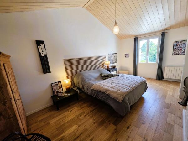 ILE D'OLERON (17), A Vendre Très belle Longère rénovée 194m², édifiée au calme en cœur de village sur terrain 1.047m²