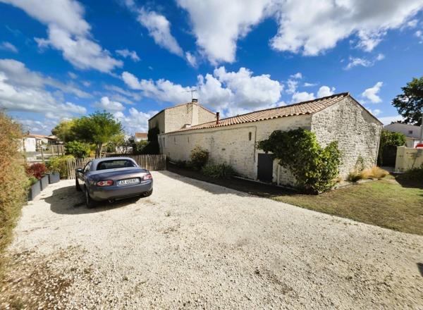 ILE D'OLERON (17), A Vendre Très belle Longère rénovée 194m², édifiée au calme en cœur de village sur terrain 1.047m²