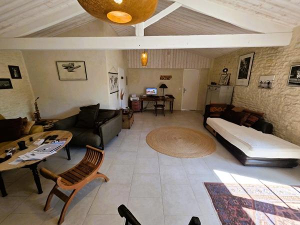 ILE D'OLERON (17), A Vendre Très belle Longère rénovée 194m², édifiée au calme en cœur de village sur terrain 1.047m²