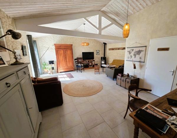 ILE D'OLERON (17), A Vendre Très belle Longère rénovée 194m², édifiée au calme en cœur de village sur terrain 1.047m²