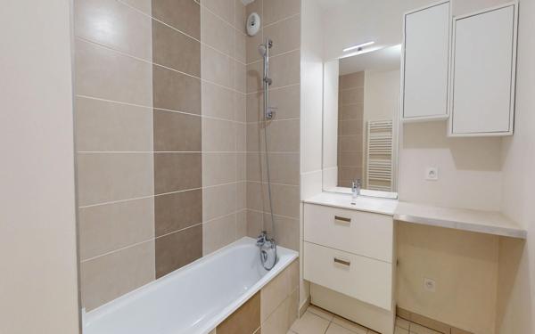 Appartement à vendre    3 pièces • 66,89 m2 Vaulx-en-Velin