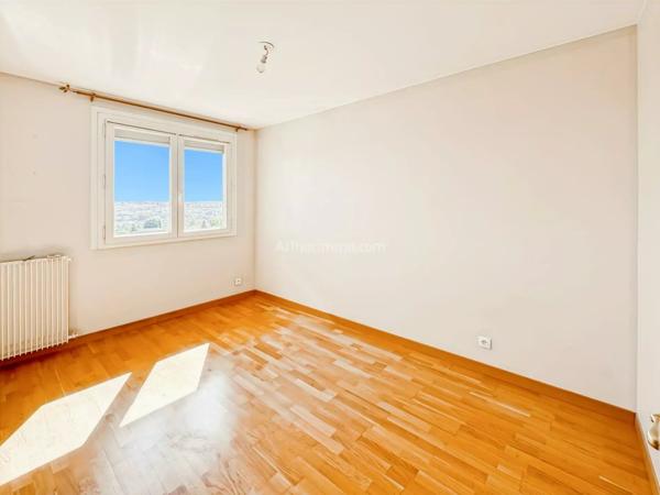 Vente                                                      Appartement
                        
                     4 pièces                      81 m2                     à Thorigny-sur-Marne