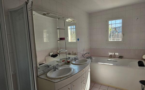 Maison à vendre    5 pièces •  Les Vans