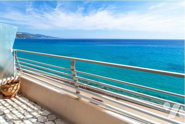 MENTON TROIS PIÉCES VUE MER.