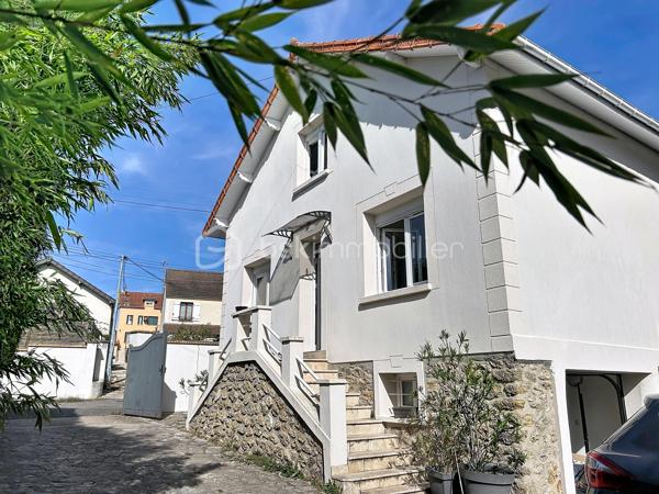 Maison de charme entièrement rénovée – Au calme d’une impasse, proche de toutes les commodités

Au fond d’une impasse, à l’abri des regards et du bruit, découvrez cette très jolie villa d'environ 106 m² Ssol, située sur une parcelle de 220 m². Un cadre paisible et intime, tout en restant à proximité de la gare, des commerces et des écoles.

Entièrement rénovée, cette maison séduit par son charme et ses prestations soignées. Double vitrage et volets roulants, verrières, portes à galandage, espaces ect...

Dès l’entrée, de grands rangements facilitent le quotidien. Le séjour / salle à manger, lumineux, bénéficie d’une double exposition sud-nord. La cuisine, aménagée et équipée, se distingue par la qualité de ses finitions.

L’espace nuit comprend trois grandes chambres, dont certaines avec placards. Deux salles d’eau, l'une avec toilettes , l'autre avec toilettes séparées, complètent l’ensemble.

À l’extérieur, une très jolie terrasse arborée, décorée dans un esprit zen, offre un espace de détente privilégié. Une grande cour permet de stationner plusieurs véhicules.

Le sous-sol total de 50 m² comprend deux grands garages de 25 m² chacun, ainsi qu’un espace buanderie. Sa belle hauteur  et son isolation énergétique offre un potentiel d’aménagement à explorer, notamment pour un projet d’appartement supplémentaire avec accès indépendant.

Un appentis complète ce bien.

La rénovation complète de la maison, incluant le ravalement avec amélioration de l’isolation thermique, s’accompagne d’une très bonne performance énergétique.

Du charme, du confort et une tranquillité préservée, à proximité de tout : une maison à découvrir !
.