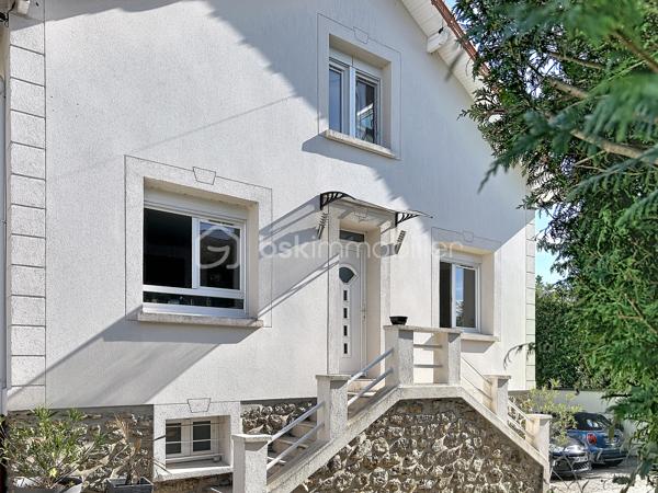 Maison de charme entièrement rénovée – Au calme d’une impasse, proche de toutes les commodités

Au fond d’une impasse, à l’abri des regards et du bruit, découvrez cette très jolie villa d'environ 106 m² Ssol, située sur une parcelle de 220 m². Un cadre paisible et intime, tout en restant à proximité de la gare, des commerces et des écoles.

Entièrement rénovée, cette maison séduit par son charme et ses prestations soignées. Double vitrage et volets roulants, verrières, portes à galandage, espaces ect...

Dès l’entrée, de grands rangements facilitent le quotidien. Le séjour / salle à manger, lumineux, bénéficie d’une double exposition sud-nord. La cuisine, aménagée et équipée, se distingue par la qualité de ses finitions.

L’espace nuit comprend trois grandes chambres, dont certaines avec placards. Deux salles d’eau, l'une avec toilettes , l'autre avec toilettes séparées, complètent l’ensemble.

À l’extérieur, une très jolie terrasse arborée, décorée dans un esprit zen, offre un espace de détente privilégié. Une grande cour permet de stationner plusieurs véhicules.

Le sous-sol total de 50 m² comprend deux grands garages de 25 m² chacun, ainsi qu’un espace buanderie. Sa belle hauteur  et son isolation énergétique offre un potentiel d’aménagement à explorer, notamment pour un projet d’appartement supplémentaire avec accès indépendant.

Un appentis complète ce bien.

La rénovation complète de la maison, incluant le ravalement avec amélioration de l’isolation thermique, s’accompagne d’une très bonne performance énergétique.

Du charme, du confort et une tranquillité préservée, à proximité de tout : une maison à découvrir !
.