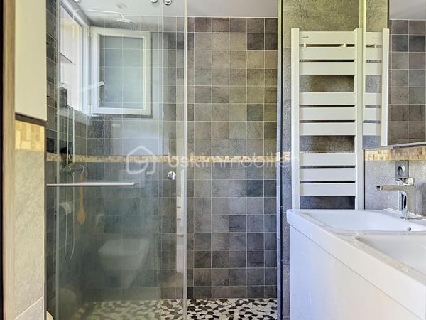 Maison de charme entièrement rénovée – Au calme d’une impasse, proche de toutes les commodités

Au fond d’une impasse, à l’abri des regards et du bruit, découvrez cette très jolie villa d'environ 106 m² Ssol, située sur une parcelle de 220 m². Un cadre paisible et intime, tout en restant à proximité de la gare, des commerces et des écoles.

Entièrement rénovée, cette maison séduit par son charme et ses prestations soignées. Double vitrage et volets roulants, verrières, portes à galandage, espaces ect...

Dès l’entrée, de grands rangements facilitent le quotidien. Le séjour / salle à manger, lumineux, bénéficie d’une double exposition sud-nord. La cuisine, aménagée et équipée, se distingue par la qualité de ses finitions.

L’espace nuit comprend trois grandes chambres, dont certaines avec placards. Deux salles d’eau, l'une avec toilettes , l'autre avec toilettes séparées, complètent l’ensemble.

À l’extérieur, une très jolie terrasse arborée, décorée dans un esprit zen, offre un espace de détente privilégié. Une grande cour permet de stationner plusieurs véhicules.

Le sous-sol total de 50 m² comprend deux grands garages de 25 m² chacun, ainsi qu’un espace buanderie. Sa belle hauteur  et son isolation énergétique offre un potentiel d’aménagement à explorer, notamment pour un projet d’appartement supplémentaire avec accès indépendant.

Un appentis complète ce bien.

La rénovation complète de la maison, incluant le ravalement avec amélioration de l’isolation thermique, s’accompagne d’une très bonne performance énergétique.

Du charme, du confort et une tranquillité préservée, à proximité de tout : une maison à découvrir !
.
