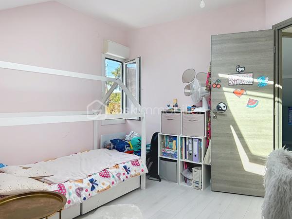 Maison de charme entièrement rénovée – Au calme d’une impasse, proche de toutes les commodités

Au fond d’une impasse, à l’abri des regards et du bruit, découvrez cette très jolie villa d'environ 106 m² Ssol, située sur une parcelle de 220 m². Un cadre paisible et intime, tout en restant à proximité de la gare, des commerces et des écoles.

Entièrement rénovée, cette maison séduit par son charme et ses prestations soignées. Double vitrage et volets roulants, verrières, portes à galandage, espaces ect...

Dès l’entrée, de grands rangements facilitent le quotidien. Le séjour / salle à manger, lumineux, bénéficie d’une double exposition sud-nord. La cuisine, aménagée et équipée, se distingue par la qualité de ses finitions.

L’espace nuit comprend trois grandes chambres, dont certaines avec placards. Deux salles d’eau, l'une avec toilettes , l'autre avec toilettes séparées, complètent l’ensemble.

À l’extérieur, une très jolie terrasse arborée, décorée dans un esprit zen, offre un espace de détente privilégié. Une grande cour permet de stationner plusieurs véhicules.

Le sous-sol total de 50 m² comprend deux grands garages de 25 m² chacun, ainsi qu’un espace buanderie. Sa belle hauteur  et son isolation énergétique offre un potentiel d’aménagement à explorer, notamment pour un projet d’appartement supplémentaire avec accès indépendant.

Un appentis complète ce bien.

La rénovation complète de la maison, incluant le ravalement avec amélioration de l’isolation thermique, s’accompagne d’une très bonne performance énergétique.

Du charme, du confort et une tranquillité préservée, à proximité de tout : une maison à découvrir !
.