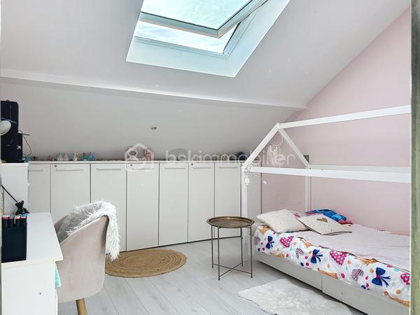 Maison de charme entièrement rénovée – Au calme d’une impasse, proche de toutes les commodités

Au fond d’une impasse, à l’abri des regards et du bruit, découvrez cette très jolie villa d'environ 106 m² Ssol, située sur une parcelle de 220 m². Un cadre paisible et intime, tout en restant à proximité de la gare, des commerces et des écoles.

Entièrement rénovée, cette maison séduit par son charme et ses prestations soignées. Double vitrage et volets roulants, verrières, portes à galandage, espaces ect...

Dès l’entrée, de grands rangements facilitent le quotidien. Le séjour / salle à manger, lumineux, bénéficie d’une double exposition sud-nord. La cuisine, aménagée et équipée, se distingue par la qualité de ses finitions.

L’espace nuit comprend trois grandes chambres, dont certaines avec placards. Deux salles d’eau, l'une avec toilettes , l'autre avec toilettes séparées, complètent l’ensemble.

À l’extérieur, une très jolie terrasse arborée, décorée dans un esprit zen, offre un espace de détente privilégié. Une grande cour permet de stationner plusieurs véhicules.

Le sous-sol total de 50 m² comprend deux grands garages de 25 m² chacun, ainsi qu’un espace buanderie. Sa belle hauteur  et son isolation énergétique offre un potentiel d’aménagement à explorer, notamment pour un projet d’appartement supplémentaire avec accès indépendant.

Un appentis complète ce bien.

La rénovation complète de la maison, incluant le ravalement avec amélioration de l’isolation thermique, s’accompagne d’une très bonne performance énergétique.

Du charme, du confort et une tranquillité préservée, à proximité de tout : une maison à découvrir !
.