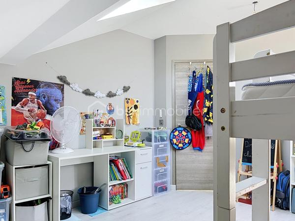 Maison de charme entièrement rénovée – Au calme d’une impasse, proche de toutes les commodités

Au fond d’une impasse, à l’abri des regards et du bruit, découvrez cette très jolie villa d'environ 106 m² Ssol, située sur une parcelle de 220 m². Un cadre paisible et intime, tout en restant à proximité de la gare, des commerces et des écoles.

Entièrement rénovée, cette maison séduit par son charme et ses prestations soignées. Double vitrage et volets roulants, verrières, portes à galandage, espaces ect...

Dès l’entrée, de grands rangements facilitent le quotidien. Le séjour / salle à manger, lumineux, bénéficie d’une double exposition sud-nord. La cuisine, aménagée et équipée, se distingue par la qualité de ses finitions.

L’espace nuit comprend trois grandes chambres, dont certaines avec placards. Deux salles d’eau, l'une avec toilettes , l'autre avec toilettes séparées, complètent l’ensemble.

À l’extérieur, une très jolie terrasse arborée, décorée dans un esprit zen, offre un espace de détente privilégié. Une grande cour permet de stationner plusieurs véhicules.

Le sous-sol total de 50 m² comprend deux grands garages de 25 m² chacun, ainsi qu’un espace buanderie. Sa belle hauteur  et son isolation énergétique offre un potentiel d’aménagement à explorer, notamment pour un projet d’appartement supplémentaire avec accès indépendant.

Un appentis complète ce bien.

La rénovation complète de la maison, incluant le ravalement avec amélioration de l’isolation thermique, s’accompagne d’une très bonne performance énergétique.

Du charme, du confort et une tranquillité préservée, à proximité de tout : une maison à découvrir !
.