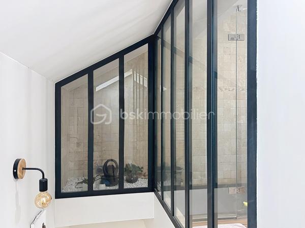 Maison de charme entièrement rénovée – Au calme d’une impasse, proche de toutes les commodités

Au fond d’une impasse, à l’abri des regards et du bruit, découvrez cette très jolie villa d'environ 106 m² Ssol, située sur une parcelle de 220 m². Un cadre paisible et intime, tout en restant à proximité de la gare, des commerces et des écoles.

Entièrement rénovée, cette maison séduit par son charme et ses prestations soignées. Double vitrage et volets roulants, verrières, portes à galandage, espaces ect...

Dès l’entrée, de grands rangements facilitent le quotidien. Le séjour / salle à manger, lumineux, bénéficie d’une double exposition sud-nord. La cuisine, aménagée et équipée, se distingue par la qualité de ses finitions.

L’espace nuit comprend trois grandes chambres, dont certaines avec placards. Deux salles d’eau, l'une avec toilettes , l'autre avec toilettes séparées, complètent l’ensemble.

À l’extérieur, une très jolie terrasse arborée, décorée dans un esprit zen, offre un espace de détente privilégié. Une grande cour permet de stationner plusieurs véhicules.

Le sous-sol total de 50 m² comprend deux grands garages de 25 m² chacun, ainsi qu’un espace buanderie. Sa belle hauteur  et son isolation énergétique offre un potentiel d’aménagement à explorer, notamment pour un projet d’appartement supplémentaire avec accès indépendant.

Un appentis complète ce bien.

La rénovation complète de la maison, incluant le ravalement avec amélioration de l’isolation thermique, s’accompagne d’une très bonne performance énergétique.

Du charme, du confort et une tranquillité préservée, à proximité de tout : une maison à découvrir !
.