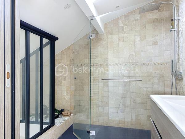 Maison de charme entièrement rénovée – Au calme d’une impasse, proche de toutes les commodités

Au fond d’une impasse, à l’abri des regards et du bruit, découvrez cette très jolie villa d'environ 106 m² Ssol, située sur une parcelle de 220 m². Un cadre paisible et intime, tout en restant à proximité de la gare, des commerces et des écoles.

Entièrement rénovée, cette maison séduit par son charme et ses prestations soignées. Double vitrage et volets roulants, verrières, portes à galandage, espaces ect...

Dès l’entrée, de grands rangements facilitent le quotidien. Le séjour / salle à manger, lumineux, bénéficie d’une double exposition sud-nord. La cuisine, aménagée et équipée, se distingue par la qualité de ses finitions.

L’espace nuit comprend trois grandes chambres, dont certaines avec placards. Deux salles d’eau, l'une avec toilettes , l'autre avec toilettes séparées, complètent l’ensemble.

À l’extérieur, une très jolie terrasse arborée, décorée dans un esprit zen, offre un espace de détente privilégié. Une grande cour permet de stationner plusieurs véhicules.

Le sous-sol total de 50 m² comprend deux grands garages de 25 m² chacun, ainsi qu’un espace buanderie. Sa belle hauteur  et son isolation énergétique offre un potentiel d’aménagement à explorer, notamment pour un projet d’appartement supplémentaire avec accès indépendant.

Un appentis complète ce bien.

La rénovation complète de la maison, incluant le ravalement avec amélioration de l’isolation thermique, s’accompagne d’une très bonne performance énergétique.

Du charme, du confort et une tranquillité préservée, à proximité de tout : une maison à découvrir !
.