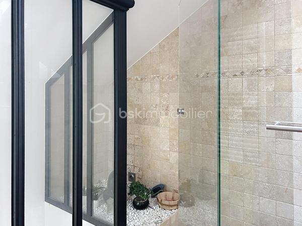 Maison de charme entièrement rénovée – Au calme d’une impasse, proche de toutes les commodités

Au fond d’une impasse, à l’abri des regards et du bruit, découvrez cette très jolie villa d'environ 106 m² Ssol, située sur une parcelle de 220 m². Un cadre paisible et intime, tout en restant à proximité de la gare, des commerces et des écoles.

Entièrement rénovée, cette maison séduit par son charme et ses prestations soignées. Double vitrage et volets roulants, verrières, portes à galandage, espaces ect...

Dès l’entrée, de grands rangements facilitent le quotidien. Le séjour / salle à manger, lumineux, bénéficie d’une double exposition sud-nord. La cuisine, aménagée et équipée, se distingue par la qualité de ses finitions.

L’espace nuit comprend trois grandes chambres, dont certaines avec placards. Deux salles d’eau, l'une avec toilettes , l'autre avec toilettes séparées, complètent l’ensemble.

À l’extérieur, une très jolie terrasse arborée, décorée dans un esprit zen, offre un espace de détente privilégié. Une grande cour permet de stationner plusieurs véhicules.

Le sous-sol total de 50 m² comprend deux grands garages de 25 m² chacun, ainsi qu’un espace buanderie. Sa belle hauteur  et son isolation énergétique offre un potentiel d’aménagement à explorer, notamment pour un projet d’appartement supplémentaire avec accès indépendant.

Un appentis complète ce bien.

La rénovation complète de la maison, incluant le ravalement avec amélioration de l’isolation thermique, s’accompagne d’une très bonne performance énergétique.

Du charme, du confort et une tranquillité préservée, à proximité de tout : une maison à découvrir !
.