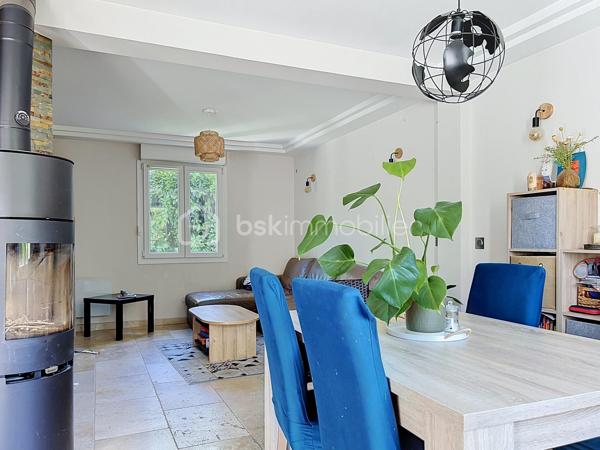 Maison de charme entièrement rénovée – Au calme d’une impasse, proche de toutes les commodités

Au fond d’une impasse, à l’abri des regards et du bruit, découvrez cette très jolie villa d'environ 106 m² Ssol, située sur une parcelle de 220 m². Un cadre paisible et intime, tout en restant à proximité de la gare, des commerces et des écoles.

Entièrement rénovée, cette maison séduit par son charme et ses prestations soignées. Double vitrage et volets roulants, verrières, portes à galandage, espaces ect...

Dès l’entrée, de grands rangements facilitent le quotidien. Le séjour / salle à manger, lumineux, bénéficie d’une double exposition sud-nord. La cuisine, aménagée et équipée, se distingue par la qualité de ses finitions.

L’espace nuit comprend trois grandes chambres, dont certaines avec placards. Deux salles d’eau, l'une avec toilettes , l'autre avec toilettes séparées, complètent l’ensemble.

À l’extérieur, une très jolie terrasse arborée, décorée dans un esprit zen, offre un espace de détente privilégié. Une grande cour permet de stationner plusieurs véhicules.

Le sous-sol total de 50 m² comprend deux grands garages de 25 m² chacun, ainsi qu’un espace buanderie. Sa belle hauteur  et son isolation énergétique offre un potentiel d’aménagement à explorer, notamment pour un projet d’appartement supplémentaire avec accès indépendant.

Un appentis complète ce bien.

La rénovation complète de la maison, incluant le ravalement avec amélioration de l’isolation thermique, s’accompagne d’une très bonne performance énergétique.

Du charme, du confort et une tranquillité préservée, à proximité de tout : une maison à découvrir !
.