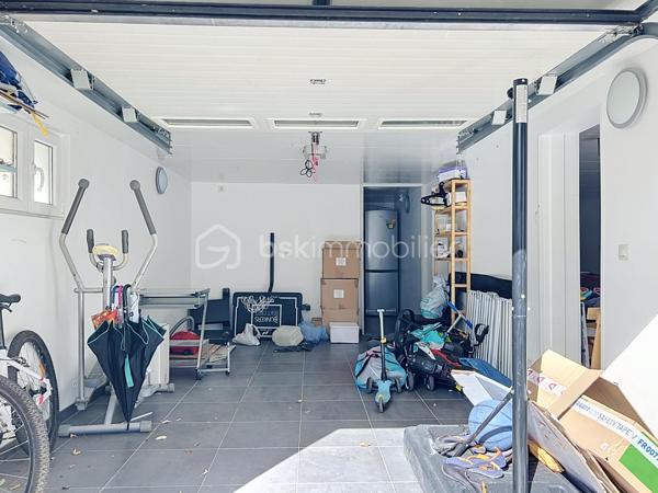 Maison de charme entièrement rénovée – Au calme d’une impasse, proche de toutes les commodités

Au fond d’une impasse, à l’abri des regards et du bruit, découvrez cette très jolie villa d'environ 106 m² Ssol, située sur une parcelle de 220 m². Un cadre paisible et intime, tout en restant à proximité de la gare, des commerces et des écoles.

Entièrement rénovée, cette maison séduit par son charme et ses prestations soignées. Double vitrage et volets roulants, verrières, portes à galandage, espaces ect...

Dès l’entrée, de grands rangements facilitent le quotidien. Le séjour / salle à manger, lumineux, bénéficie d’une double exposition sud-nord. La cuisine, aménagée et équipée, se distingue par la qualité de ses finitions.

L’espace nuit comprend trois grandes chambres, dont certaines avec placards. Deux salles d’eau, l'une avec toilettes , l'autre avec toilettes séparées, complètent l’ensemble.

À l’extérieur, une très jolie terrasse arborée, décorée dans un esprit zen, offre un espace de détente privilégié. Une grande cour permet de stationner plusieurs véhicules.

Le sous-sol total de 50 m² comprend deux grands garages de 25 m² chacun, ainsi qu’un espace buanderie. Sa belle hauteur  et son isolation énergétique offre un potentiel d’aménagement à explorer, notamment pour un projet d’appartement supplémentaire avec accès indépendant.

Un appentis complète ce bien.

La rénovation complète de la maison, incluant le ravalement avec amélioration de l’isolation thermique, s’accompagne d’une très bonne performance énergétique.

Du charme, du confort et une tranquillité préservée, à proximité de tout : une maison à découvrir !
.