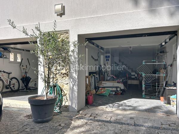 Maison de charme entièrement rénovée – Au calme d’une impasse, proche de toutes les commodités

Au fond d’une impasse, à l’abri des regards et du bruit, découvrez cette très jolie villa d'environ 106 m² Ssol, située sur une parcelle de 220 m². Un cadre paisible et intime, tout en restant à proximité de la gare, des commerces et des écoles.

Entièrement rénovée, cette maison séduit par son charme et ses prestations soignées. Double vitrage et volets roulants, verrières, portes à galandage, espaces ect...

Dès l’entrée, de grands rangements facilitent le quotidien. Le séjour / salle à manger, lumineux, bénéficie d’une double exposition sud-nord. La cuisine, aménagée et équipée, se distingue par la qualité de ses finitions.

L’espace nuit comprend trois grandes chambres, dont certaines avec placards. Deux salles d’eau, l'une avec toilettes , l'autre avec toilettes séparées, complètent l’ensemble.

À l’extérieur, une très jolie terrasse arborée, décorée dans un esprit zen, offre un espace de détente privilégié. Une grande cour permet de stationner plusieurs véhicules.

Le sous-sol total de 50 m² comprend deux grands garages de 25 m² chacun, ainsi qu’un espace buanderie. Sa belle hauteur  et son isolation énergétique offre un potentiel d’aménagement à explorer, notamment pour un projet d’appartement supplémentaire avec accès indépendant.

Un appentis complète ce bien.

La rénovation complète de la maison, incluant le ravalement avec amélioration de l’isolation thermique, s’accompagne d’une très bonne performance énergétique.

Du charme, du confort et une tranquillité préservée, à proximité de tout : une maison à découvrir !
.